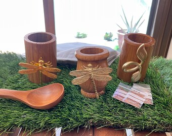 Kit van drie eikenhouten potten met metalen decoraties, zaden, aarde en schep voor uw groene ruimtes.