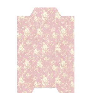 Może przedstawiać: Płaska, nierozłożona koperta z różowym wzorem kwiatowym. Projekt przedstawia kremowe róże i liście na różowym tle. Koperta ma prostokątny kształt z unikalną górną klapką i dolnymi zakładkami.