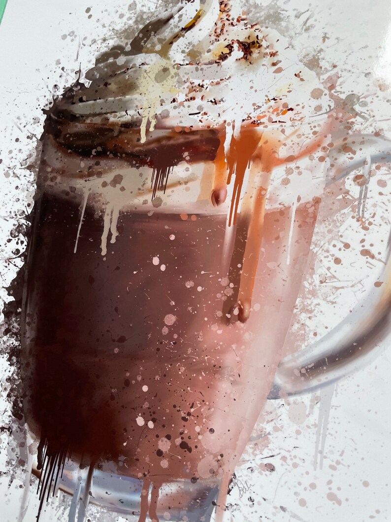 Puede incluir: Un vaso de chocolate caliente con crema batida y chocolate derretido, pintado en estilo acuarela con salpicaduras blancas sobre un fondo blanco.