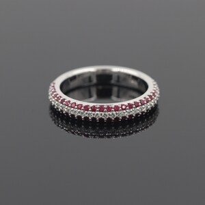 Anillo de boda de oro de 14 quilates con 3 filas de diamantes naturales y rubíes de 3,3 mm: Anillo apilable de oro de 14 quilates de 3/4 de eternidad - Anillo de aniversario