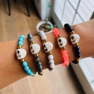 Halloween Skull Beaded Bracelets, Custom Name Beaded Bracelet, Halloween Bracelets, Skull Bracelets, Skull Jewelry, Halloween Gifts