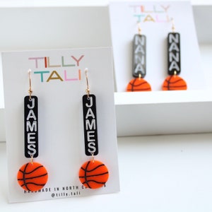 Boucles d'oreilles prénom personnalisées pour maman de basket-ball Boucles d'oreilles personnalisées pour maman sportive Boucles d'oreilles jour de match de basket-ball pour elle Boucles d'oreilles cadeaux pour elle