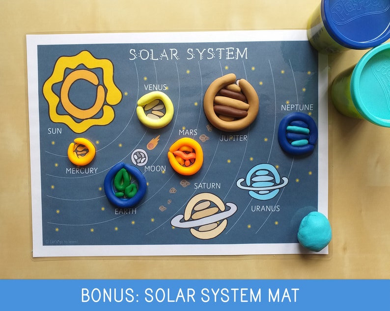 Pu&ograve; includere: Un tappetino di apprendimento del sistema solare colorato con sfondo blu e pianeti fatti di plastilina. I pianeti sono etichettati con i loro nomi: Sole, Venere, Marte, Giove, Mercurio, Luna, Saturno, Terra, Urano e Nettuno. Il testo "SISTEMA SOLARE" &egrave; stampato nella parte superiore del tappetino. Il testo "BONUS: TAPPETINO DEL SISTEMA SOLARE" &egrave; stampato nella parte inferiore del tappetino.
