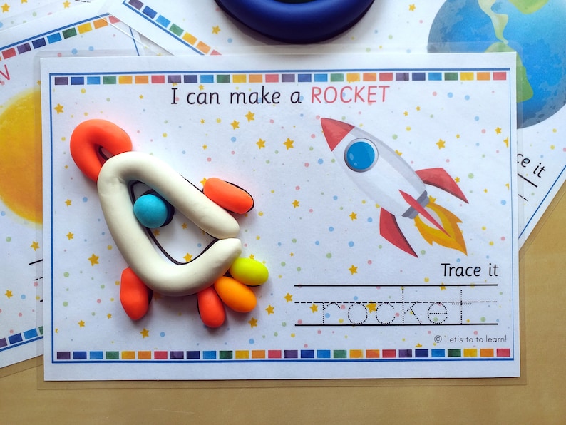 Pu&ograve; includere: Un foglio di lavoro stampabile con un'illustrazione di razzo e un tema spaziale. Il foglio di lavoro include il testo "Posso fare un RAZZO" e "Traccia" con una linea tratteggiata per tracciare la parola "razzo".