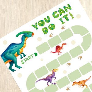 Puede incluir: Un tablero de juego imprimible con un camino verde con huellas de dinosaurio y cuatro dinosaurios coloridos. El texto "You Can Do It" est&aacute; en la parte superior del tablero. El texto "Start" est&aacute; en la parte inferior izquierda del tablero.