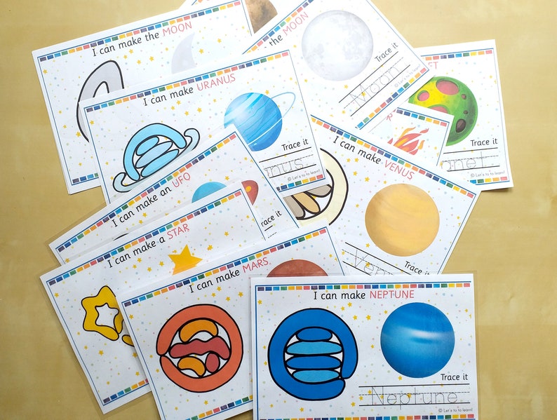 Pu&ograve; includere: Un set di flashcard stampabili con pianeti e stelle. Ogni carta ha un'illustrazione colorata di un corpo celeste, il nome del corpo e la frase "Posso fare" seguita dal nome del corpo. Le carte includono anche una linea per tracciare il nome del corpo.