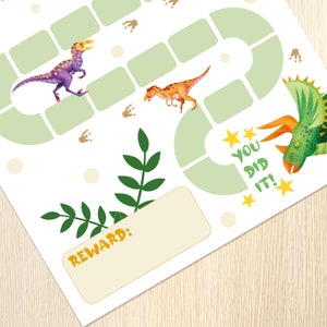 Puede incluir: Un gr&aacute;fico imprimible de tem&aacute;tica de dinosaurios verde y blanco con un camino para que los ni&ntilde;os sigan. El gr&aacute;fico incluye una ilustraci&oacute;n de dinosaurio, una secci&oacute;n de recompensa y el texto "You Did It!"