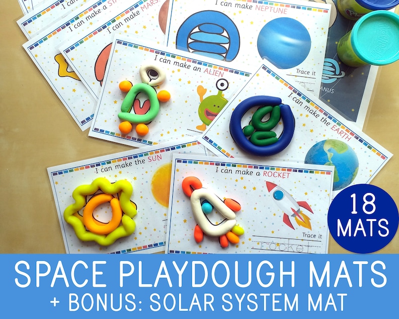 Pu&ograve; includere: Set di 18 tappetini colorati per plastilina con immagini a tema spaziale, tra cui pianeti, razzi, alieni e il sole. I tappetini sono stampati con le parole "Posso fare un..." e "Traccia" e includono uno spazio per i bambini per creare le proprie creazioni in plastilina.