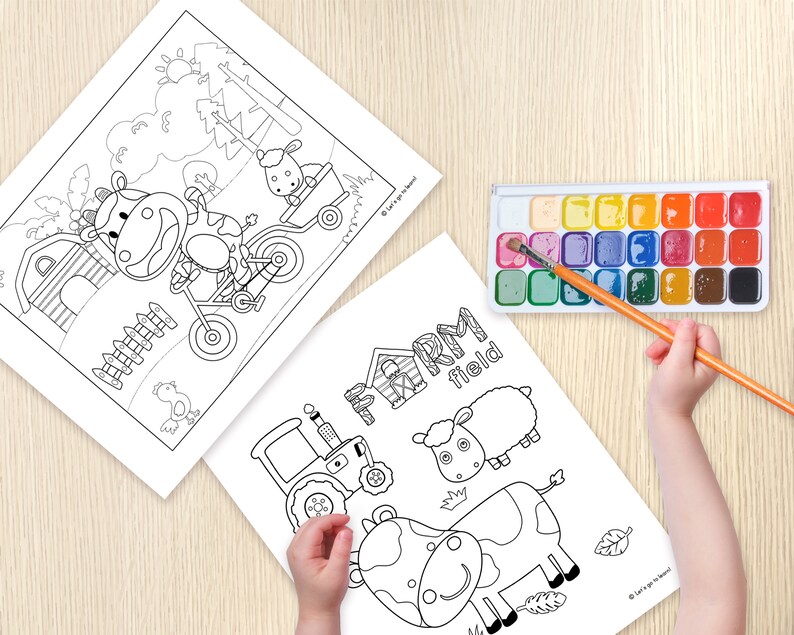 以下が含まれることがあります： 農場の動物が描かれた白黒の塗り絵2枚。1枚目は自転車に乗った牛、鶏、納屋が描かれている。2枚目は牛、羊、トラクター、そして「FARM field」という文字が描かれている。