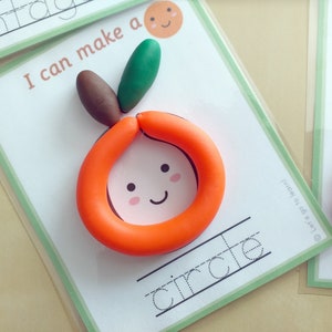 Peut inclure: Une carte blanche avec une bordure verte et le texte "Je peux faire un cercle" imprim&eacute; dessus. Un orange en p&acirc;te &agrave; modeler avec un visage souriant et des feuilles vertes est sur la carte. Le mot "cercle" est &eacute;crit en cursive sur une ligne sous l'orange.