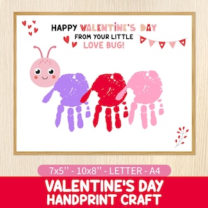 Op de afbeelding: Een ingelijste Valentijnsdag handafdruk knutsel. Het kunstwerk toont drie handafdrukken in paars, rood en roze, gerangschikt om op een insect te lijken. De tekst luidt: "Happy Valentine's Day from your little love bug!" en "Valentijnsdag Handafdruk Knutsel".