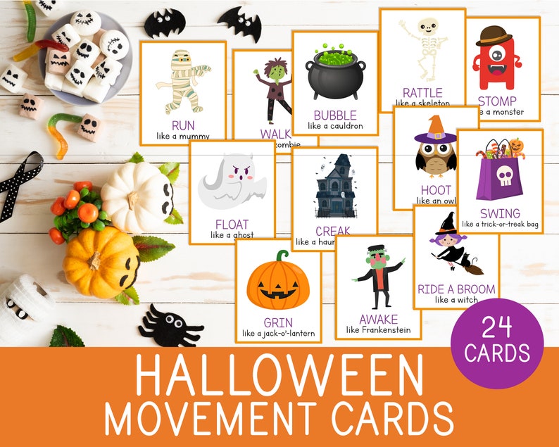 K&ouml;nnte beinhalten: Ein Set von 24 Halloween-Bewegungskarten mit Illustrationen von Monstern und Aktionen wie "Renne wie eine Mumie" und "Grinse wie ein K&uuml;rbis." Die Karten sind auf einer wei&szlig;en Holzoberfl&auml;che mit Halloween-Dekorationen angeordnet.