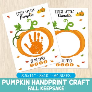 Puede incluir: Dos impresiones en papel blanco con diseños de calabazas naranjas. Una presenta una huella de mano dentro de la calabaza, la otra un espacio en blanco. El texto incluye "Cutest Little Pumpkin", "In The Patch 2025" y "Pumpkin Handprint Craft Fall Keepsake."