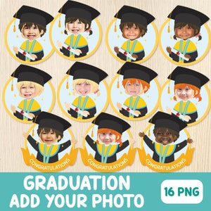 Peut inclure: Ensemble de 16 cadres photo de graduation avec un schéma de couleurs bleu, jaune et blanc. Chaque cadre présente une casquette et une robe de graduation de dessin animé avec un espace vide pour une photo. Le texte "Félicitations" est imprimé au bas de chaque cadre.