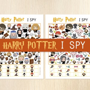 以下が含まれることがあります： ハリーポッターのアイスパイゲームシート2枚。各シートには、ハリーポッターのキャラクターとオブジェクトでいっぱいの100個の正方形のグリッドがあります。シートは白黒で、オレンジ色のテキストです。