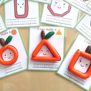 Peut inclure: Un ensemble de cartes color&eacute;es avec diff&eacute;rentes formes, chacune avec les mots "Je peux faire un" et le nom de la forme &eacute;crit en dessous. Les formes sont un cercle, un triangle, un carr&eacute;, un octogone, un rectangle et un croissant. Chaque carte a une version en p&acirc;te &agrave; modeler de la forme.