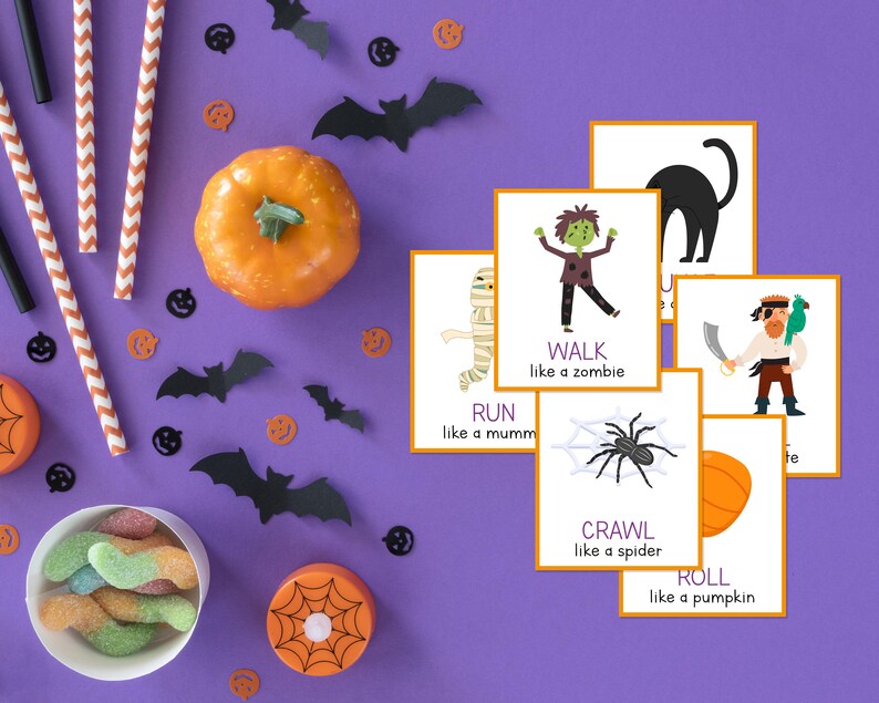 K&ouml;nnte beinhalten: Eine Halloween-Szene mit einem orangefarbenen K&uuml;rbis, schwarzen Fledermaus-Ausschnitten und Karten mit Halloween-Charakteren. Die Karten zeigen Illustrationen von Zombies, Spinnen und Piraten mit zugeh&ouml;rigen Anweisungen.