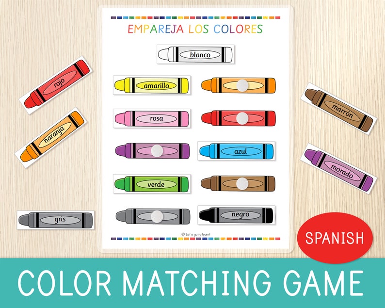 Op de afbeelding: Een kleurenmatchspel met de tekst "EMPAREJA LOS COLORES" en "COLOR MATCHING GAME". Het spel bevat illustraties van kleurpotloden in verschillende kleuren, waaronder rood, oranje, geel, roze, groen, blauw, bruin, paars, grijs en zwart. Een rode cirkel met het woord "SPANISH" is ook zichtbaar.