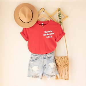 T-shirt Unisex di Daddy DeSantis 2024, Patriota risvegliato, Camicia Repubblicana, Camicia Conservatrice, Regali Repubblicani, Maglietta Repubblicana