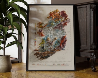 Può includere: Una mappa geologica incorniciata dell'Irlanda con un'illustrazione dettagliata delle formazioni geologiche del paese in vari colori. La mappa è intitolata "Geological Map of Ireland".