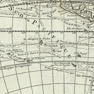 Pu&ograve; includere: Una mappa vintage dell'Oceano Pacifico, che mostra le rotte di esploratori come Magellano e Dampier. La mappa &egrave; in bianco e nero e presenta testo scritto a mano in francese.