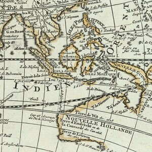 Pu&ograve; includere: Una mappa antica del mondo, che mostra le isole delle Indie orientali, tra cui Giava, Borneo, Celebes e le Filippine. La mappa &egrave; stampata in bianco e nero su uno sfondo color crema. Il testo sulla mappa &egrave; in latino e include i nomi delle isole e altre caratteristiche geografiche.
