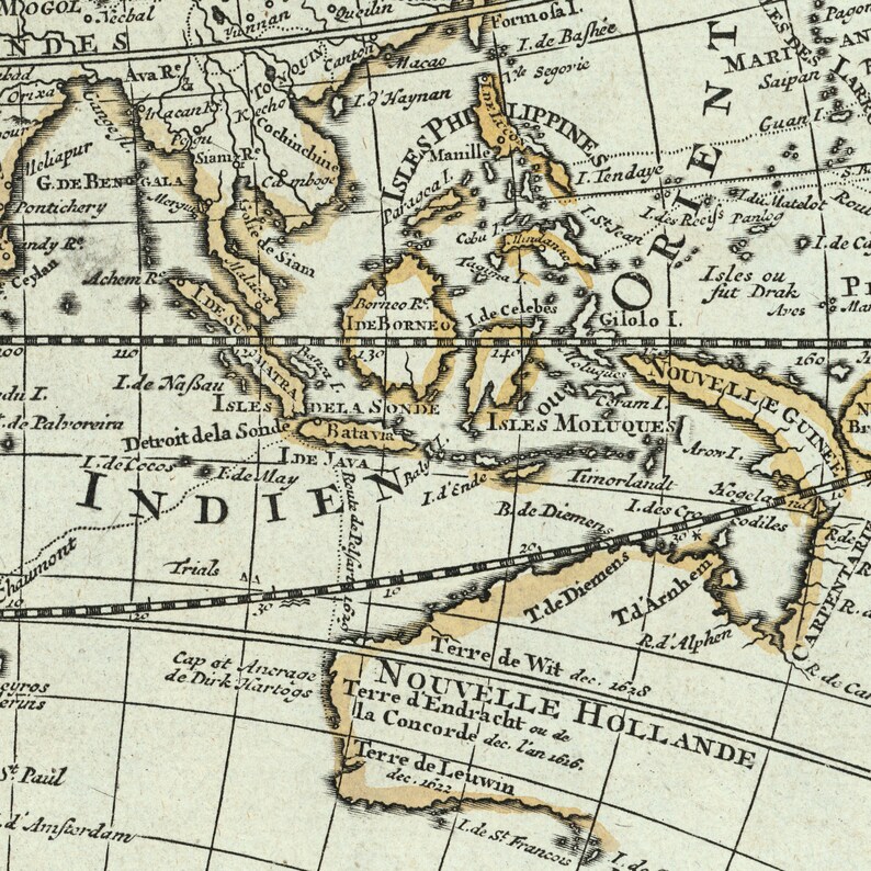 Pu&ograve; includere: Una mappa antica del mondo, che mostra le isole delle Indie orientali, tra cui Giava, Borneo, Celebes e le Filippine. La mappa &egrave; stampata in bianco e nero su uno sfondo color crema. Il testo sulla mappa &egrave; in latino e include i nomi delle isole e altre caratteristiche geografiche.