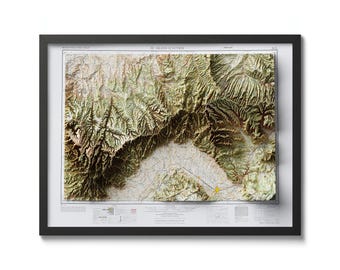 Könnte beinhalten: Eine gerahmte 3D-Reliefkarte von Grand Junction, Colorado. Die Karte zeigt die Topographie des Gebiets mit Bergen, Tälern und Flüssen. Die Karte ist in Grün-, Braun- und Gelbtönen gedruckt.