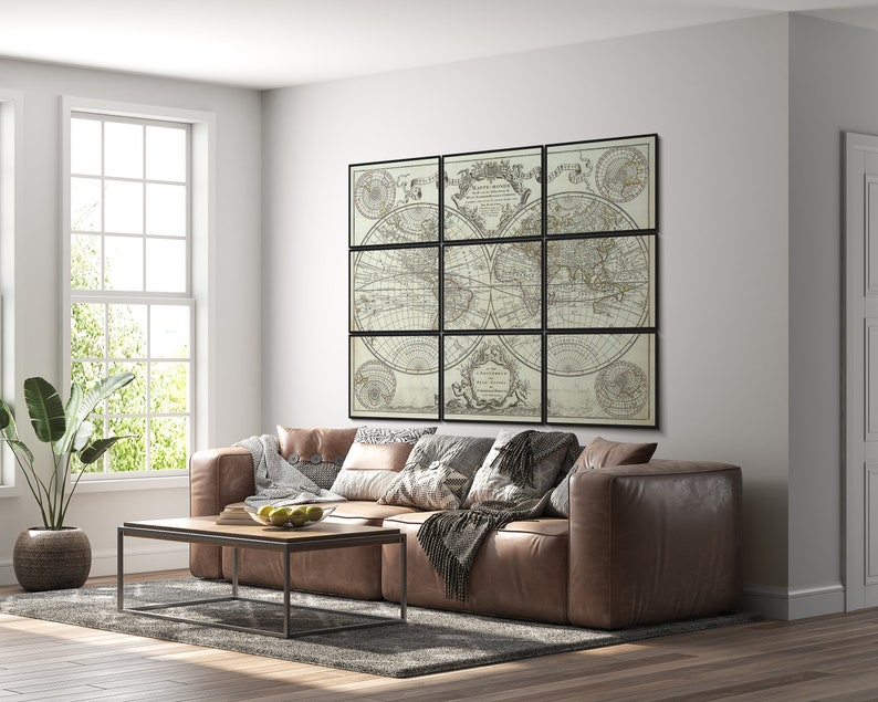 Pu&ograve; includere: Un divano in pelle marrone con una coperta e cuscini davanti a un muro con una grande stampa di mappa del mondo incorniciata. La mappa &egrave; divisa in nove sezioni ed &egrave; in bianco e nero.