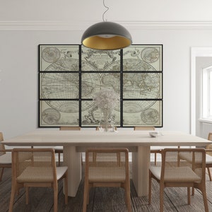 Pu&ograve; includere: Un tavolo da pranzo in legno chiaro con sei sedie in canna intrecciata. Una stampa di una mappa del mondo vintage &egrave; appesa al muro sopra il tavolo. La mappa &egrave; divisa in nove sezioni, ciascuna incorniciata in nero.
