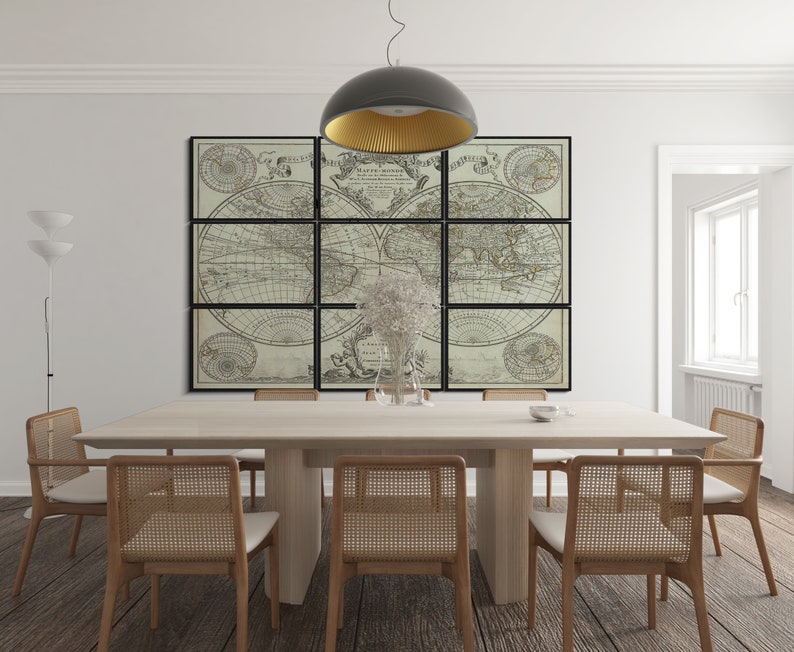 Pu&ograve; includere: Un tavolo da pranzo in legno chiaro con sei sedie in canna intrecciata. Una stampa di una mappa del mondo vintage &egrave; appesa al muro sopra il tavolo. La mappa &egrave; divisa in nove sezioni, ciascuna incorniciata in nero.