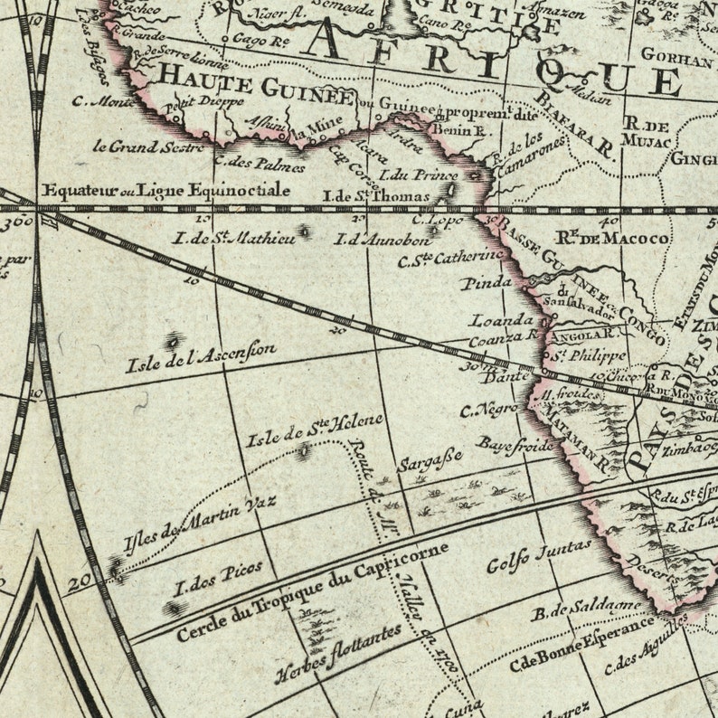 Pu&ograve; includere: Una mappa vintage dell'Africa del XVIII secolo, che mostra la costa, i fiumi e le principali citt&agrave;. La mappa &egrave; stampata in bianco e nero su uno sfondo color crema. La mappa &egrave; intitolata "Afrique" e include il testo "Cercle du Tropique du Capricorne" e "Herbes flottantes".