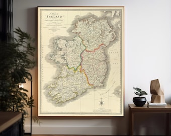 Könnte beinhalten: Eine Vintage-Karte von Irland, die die Provinzen und Grafschaften zeigt. Die Karte ist auf cremefarbenem Papier gedruckt und hat einen braunen Rand. Der Titel "A Map of Ireland" ist oben auf der Karte gedruckt.
