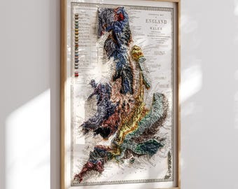 Puede incluir: Un mapa vintage de Inglaterra y Gales, impreso en blanco y negro con relieves de color. El mapa está enmarcado en un marco de madera claro.