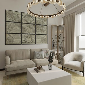 Pu&ograve; includere: Un interno di soggiorno con un divano beige, un tavolino da caff&egrave; bianco, una poltrona bianca e una grande stampa di mappa del mondo incorniciata sulla parete. La stanza &egrave; decorata con un grande lampadario rotondo e uno schermo decorativo.