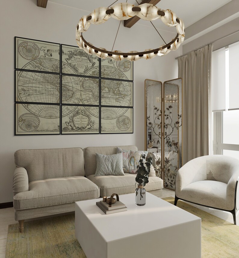 Pu&ograve; includere: Un interno di soggiorno con un divano beige, un tavolino da caff&egrave; bianco, una poltrona bianca e una grande stampa di mappa del mondo incorniciata sulla parete. La stanza &egrave; decorata con un grande lampadario rotondo e uno schermo decorativo.