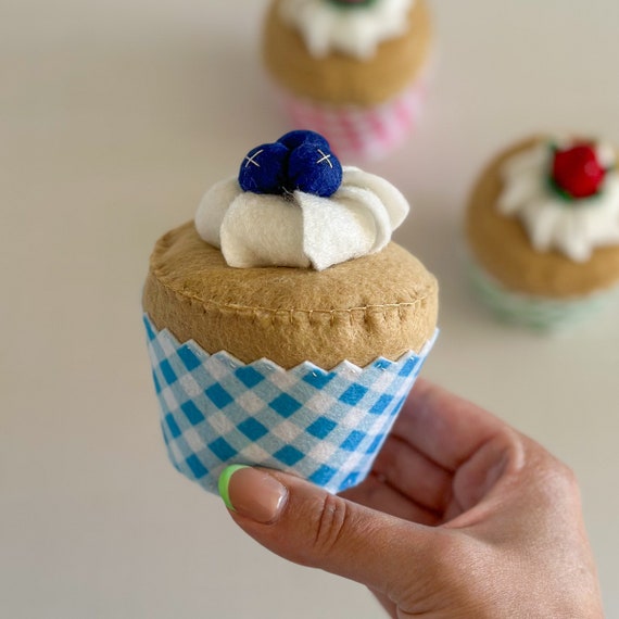 フルーツトッピングのフェルトカップケーキ | フェルトのおままごと