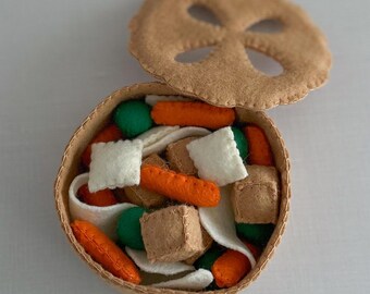 Felt Chicken Pot Pie | Felt pretend food | Eco friendly pretend food | Felt kids toy. 4”x2”, 10 potatoes,6 carrots, 5 peas and 4 chicken