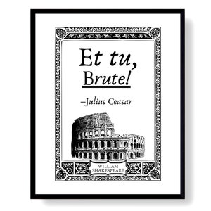 Puede incluir: Impresión de arte imprimible en blanco y negro con una cita de Julio César de Shakespeare: "Et tu, Brute!" La cita está enmarcada con un borde decorativo y presenta un dibujo del Coliseo.