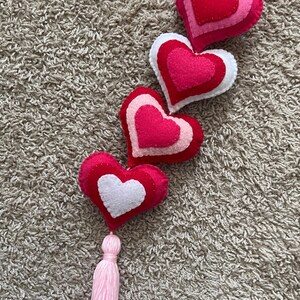 Suspendu sur porte en feutre coeurs, guirlande de feutre Saint-Valentin, tenture murale de la Saint-Valentin, décoration de la Saint-Valentin, coeur en feutre suspendu, bannière de porte