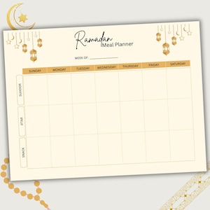 Puede incluir: Un planificador de comidas del Ramadán de color crema con detalles dorados. El planificador presenta un diseño semanal con secciones para Suhoor, Iftar y Snacks. Los elementos decorativos incluyen una luna creciente, estrellas y linternas.