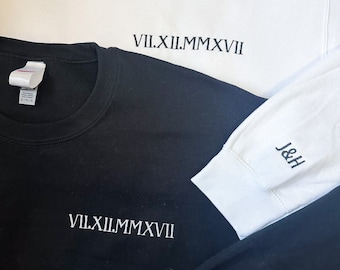 Sudadera con números romanos e iniciales en la manga