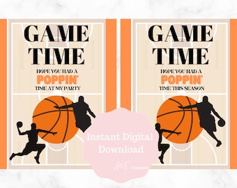 Puede incluir: Dos tarjetas imprimibles con temática de baloncesto con el texto "Game Time" y "Espero que hayas tenido un tiempo genial en mi fiesta" o "Espero que hayas tenido un tiempo genial esta temporada". Las tarjetas presentan un balón de baloncesto y la silueta de un jugador de baloncesto.
