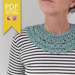 Puede incluir: Un cuello de ganchillo en color verde agua, con un borde festoneado, sobre una camiseta a rayas blancas y negras. El cuello tiene un diseño calado. La imagen incluye el texto "PDF CROCHET PATTERN".
