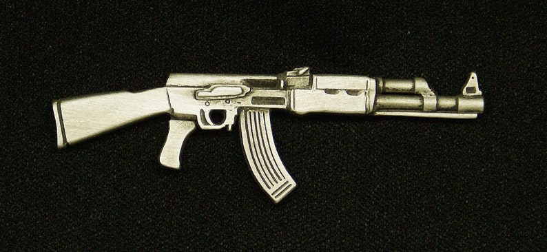 Puede incluir: Una r&eacute;plica plateada de un fusil de asalto AK-47. El fusil es un objeto de colecci&oacute;n popular y se utiliza a menudo como utiler&iacute;a en pel&iacute;culas y programas de televisi&oacute;n.