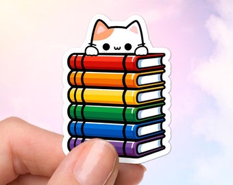 虹色の本の山の上にいる猫のステッカー、光沢のあるビニールデカール、本好き、猫好き、教師、LGBTQコミュニティとその支援者への素晴らしい贈り物