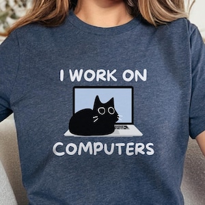 Pracuję nad komputerami - zabawna koszulka z kotem, świetny prezent dla naprawiaczy komputerów, programistów, projektantów, deweloperów, analityków, informatyków, geeków i nerdów