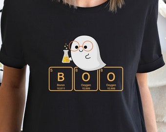 Camiseta de Halloween com tema de ciência fofa, cientista fantasma com tabela periódica de elementos que formam BOO, presentes para professores de ciências, presentes nerds, chique geek