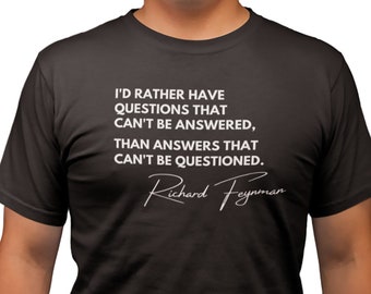 Op de afbeelding: Een zwart T-shirt met een witte quote van Richard Feynman: "Ik zou liever vragen hebben die niet beantwoord kunnen worden, dan antwoorden die niet in twijfel getrokken kunnen worden."