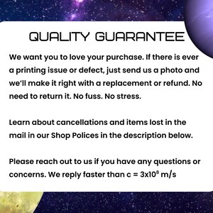 K&ouml;nnte beinhalten: Ein wei&szlig;es rechteckiges Schild mit abgerundeten Ecken und dem Text QUALITY GUARANTEE. Es besagt, dass Druckfehler oder M&auml;ngel durch Ersatz oder R&uuml;ckerstattung behoben werden. Es verweist auf Shop-Richtlinien und l&auml;dt dazu ein, bei Fragen Kontakt aufzunehmen.